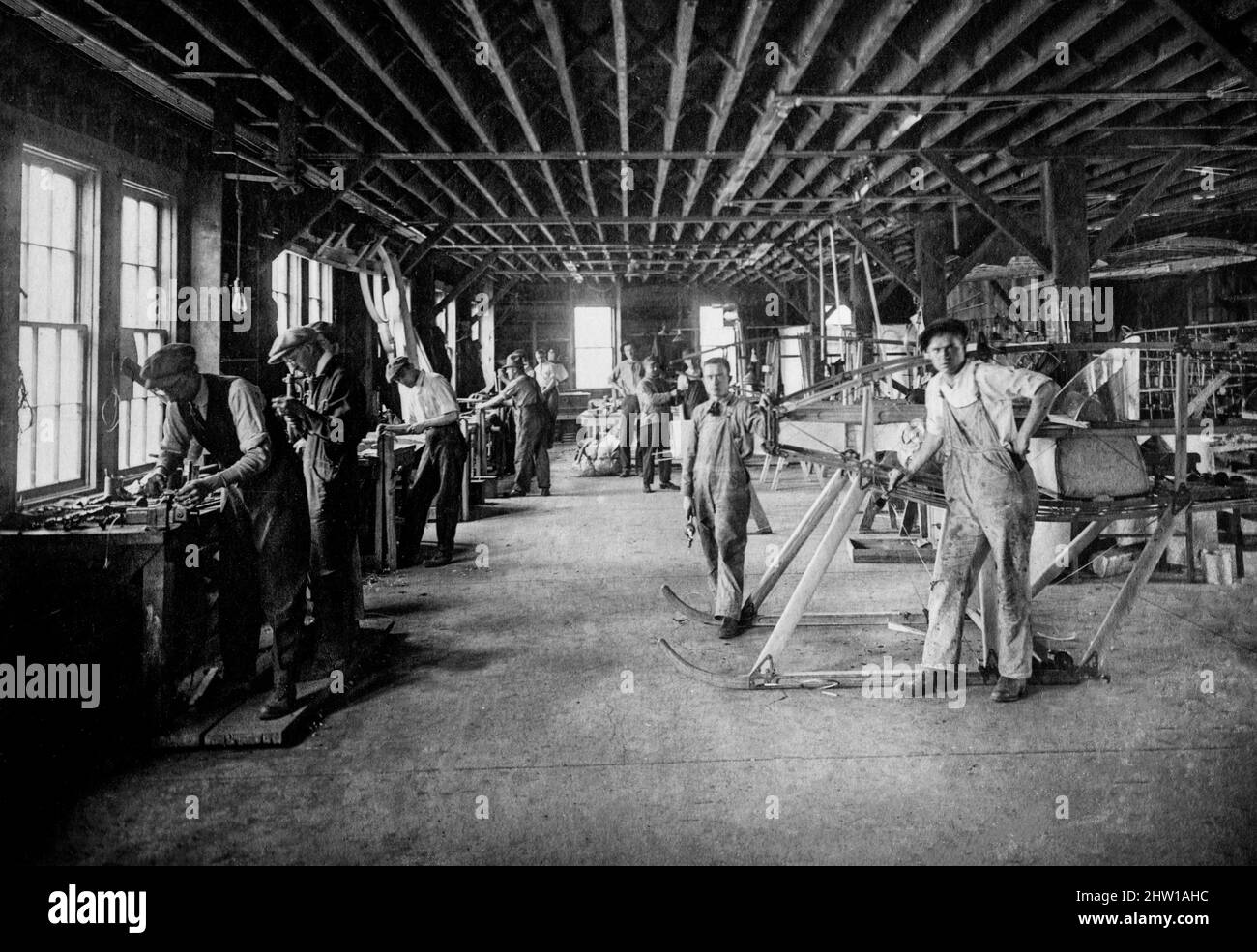 Una fotografia dei primi 20th secolo di una stanza di costruzione di aerei a Ithaca, New York, Stati Uniti. Nel 1914, il Consiglio di commercio di Ithaca ha riconosciuto il potenziale nello sviluppo dell'aviazione e ha invitato i progettisti di velivoli G, William T. e Oliver W. Thomas o i "fratelli Thomas" a Ithaca per creare un impianto di produzione di velivoli. Foto Stock