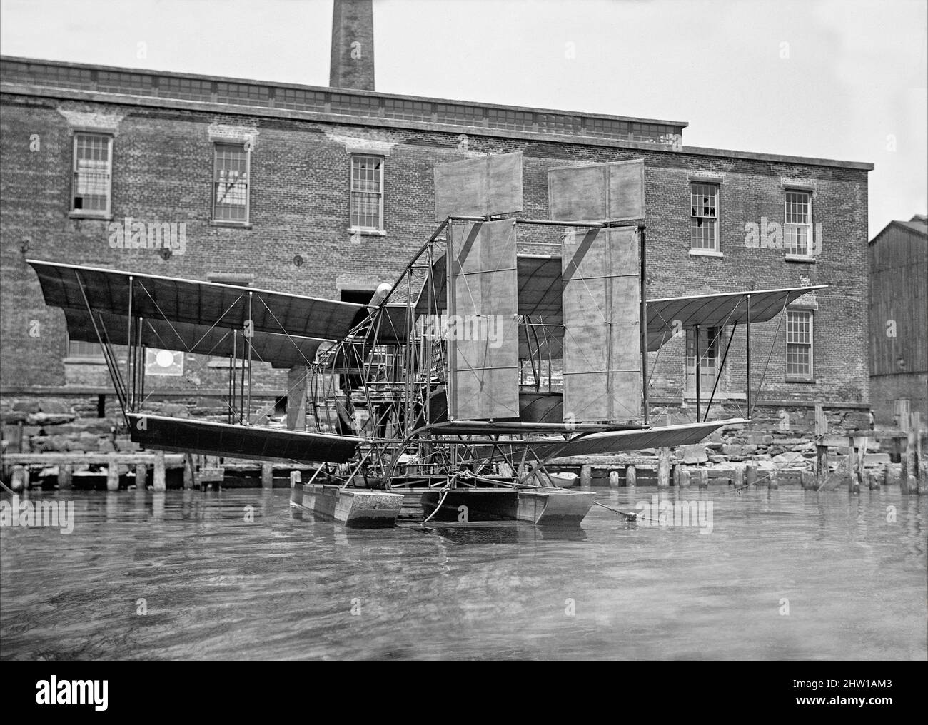 Una fotografia di inizio 20th secolo di un biplano sperimentale Tandem Float che incorpora i principi di Langley sul fiume Potomac, Maryland, Stati Uniti d'America Foto Stock