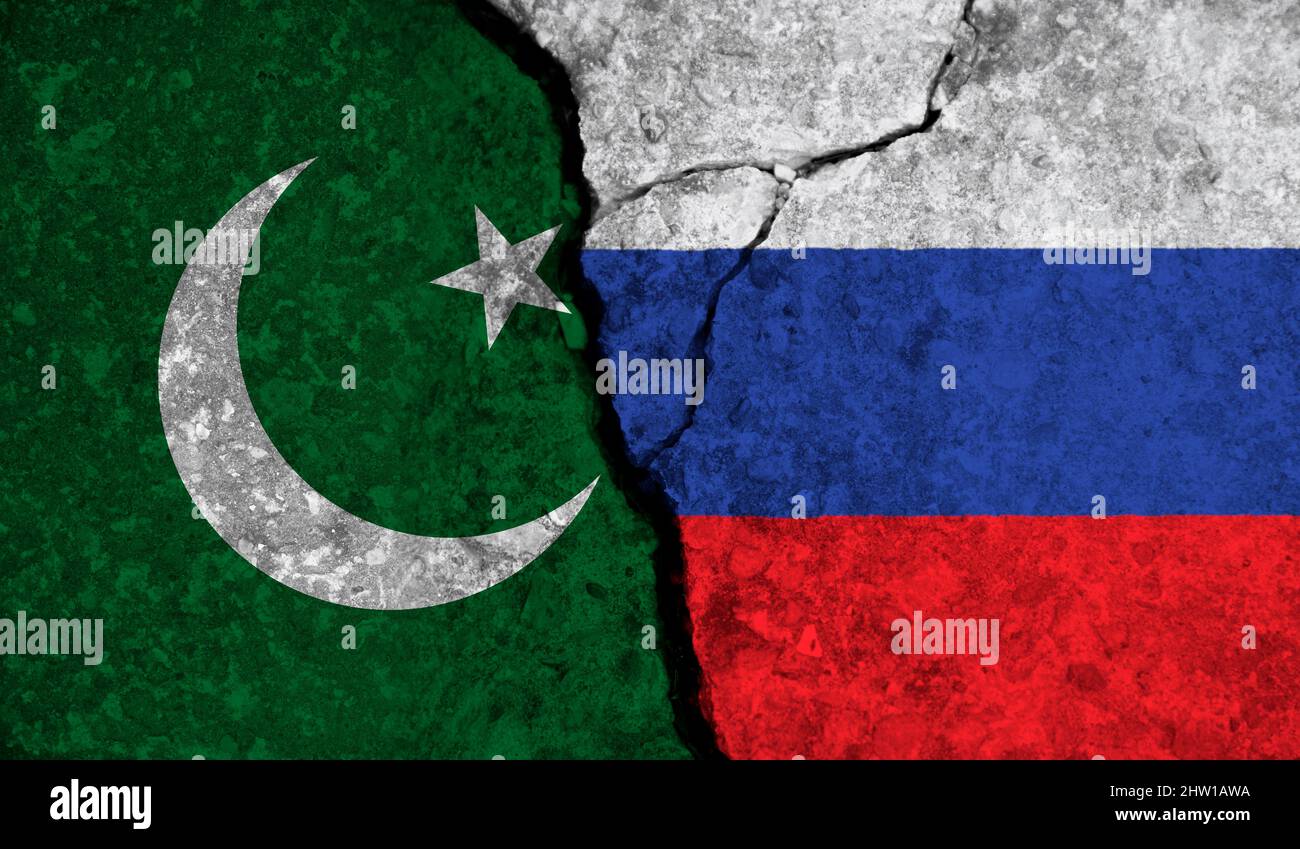 Relazioni politiche tra Pakistan e russia. Bandiere nazionali su fondo di cemento fessurato Foto Stock