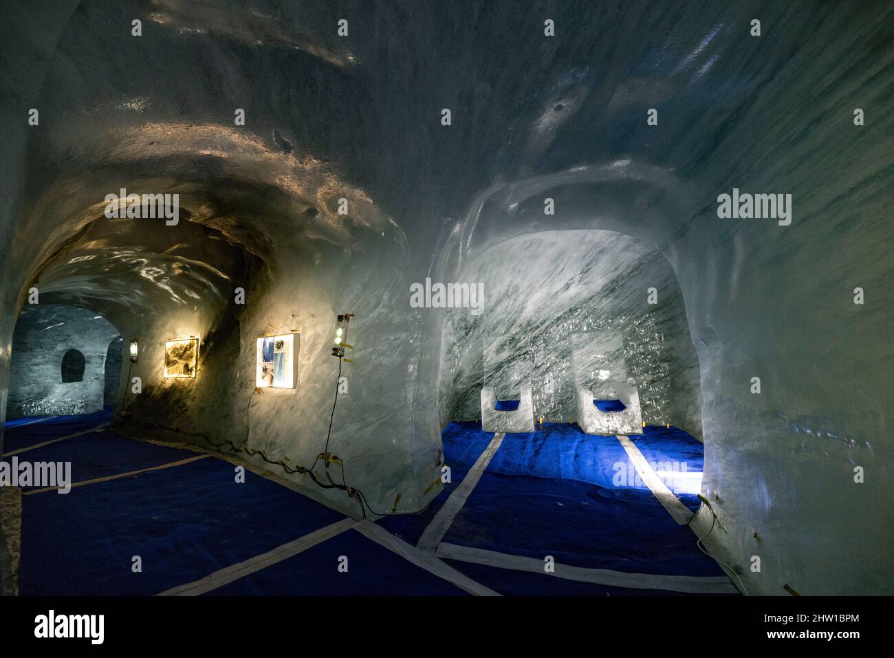 Francia, Haute-Savoie (74), Chamonix-Mont-Blanc, Mer de Glace grotta, Montenvers, ingresso alla grotta di ghiaccio in funzione, 320.000 visitatori all'anno vengono a visitare la grotta, le sculture sono realizzate nel ghiaccio, non solo in mostra, ma anche interattivamente: Si può sedere sui troni di ghiaccio, toccare, giocare, Foto Stock