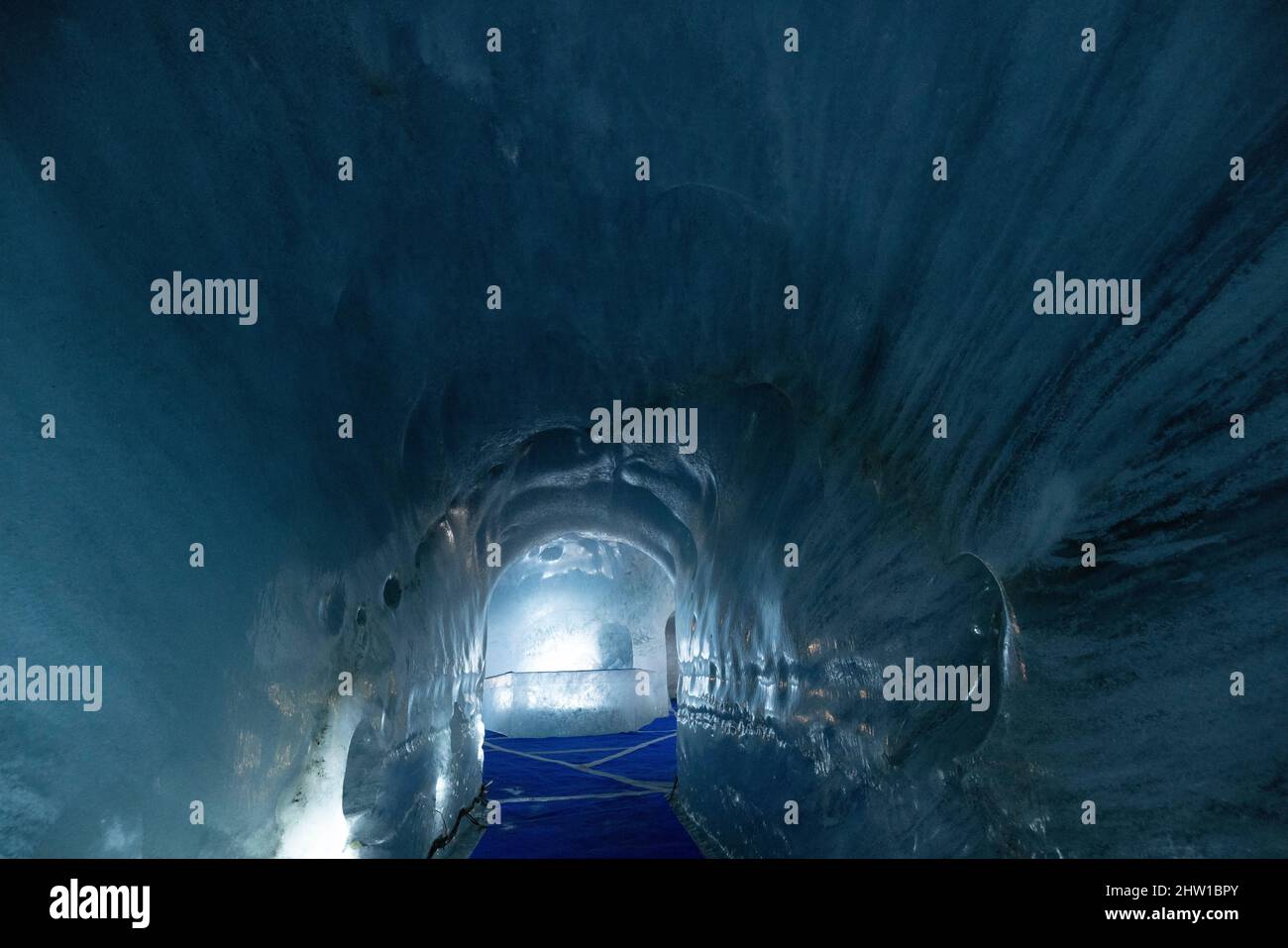 Francia, Haute-Savoie (74), Chamonix-Mont-Blanc, Mer de Glace, Montenvers, ingresso alla grotta di ghiaccio visitata da 320.000 visitatori all'anno, l'età del ghiaccio in cui la grotta è scavata è di circa 300 anni, quello visto qui risale alla prima ascesa del Monte Bianco (1786), Le bolle visibili in questo ghiaccio intrappolano l'aria di quel tempo, Foto Stock