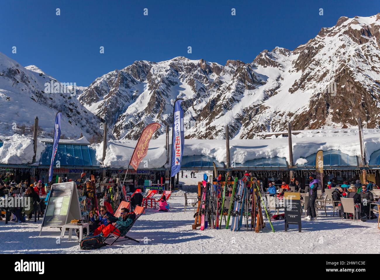 Francia, Hautes Pyrenees, stazione di sport invernali di Piau Engaly, terrazza di bar ristoranti in fondo alle piste Foto Stock