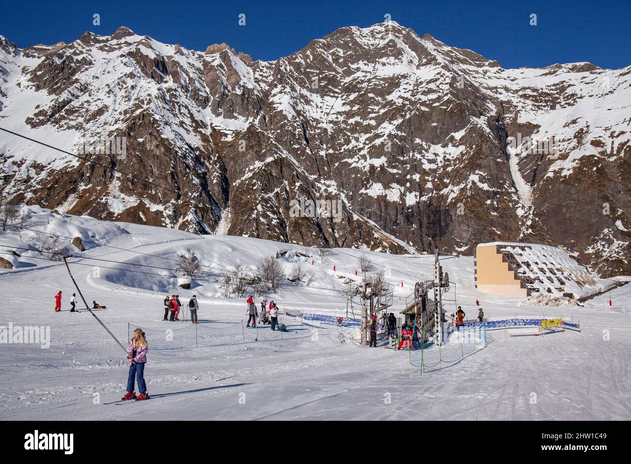 Francia, Hautes Pyrenees, stazione di sport invernali di Piau Engaly, spazio per principianti sciatori Foto Stock