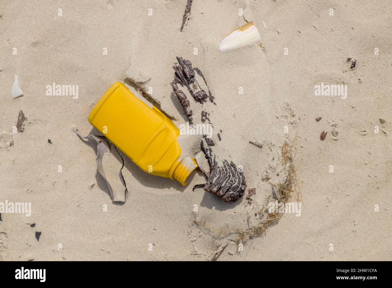 Guinee Bissau, inquinamento delle spiagge dell'arcipelago delle Isole Bijagos classificato come Riserva della Biosfera dall'UNESCO, Isola di Orango, Parco Nazionale di Orango Foto Stock