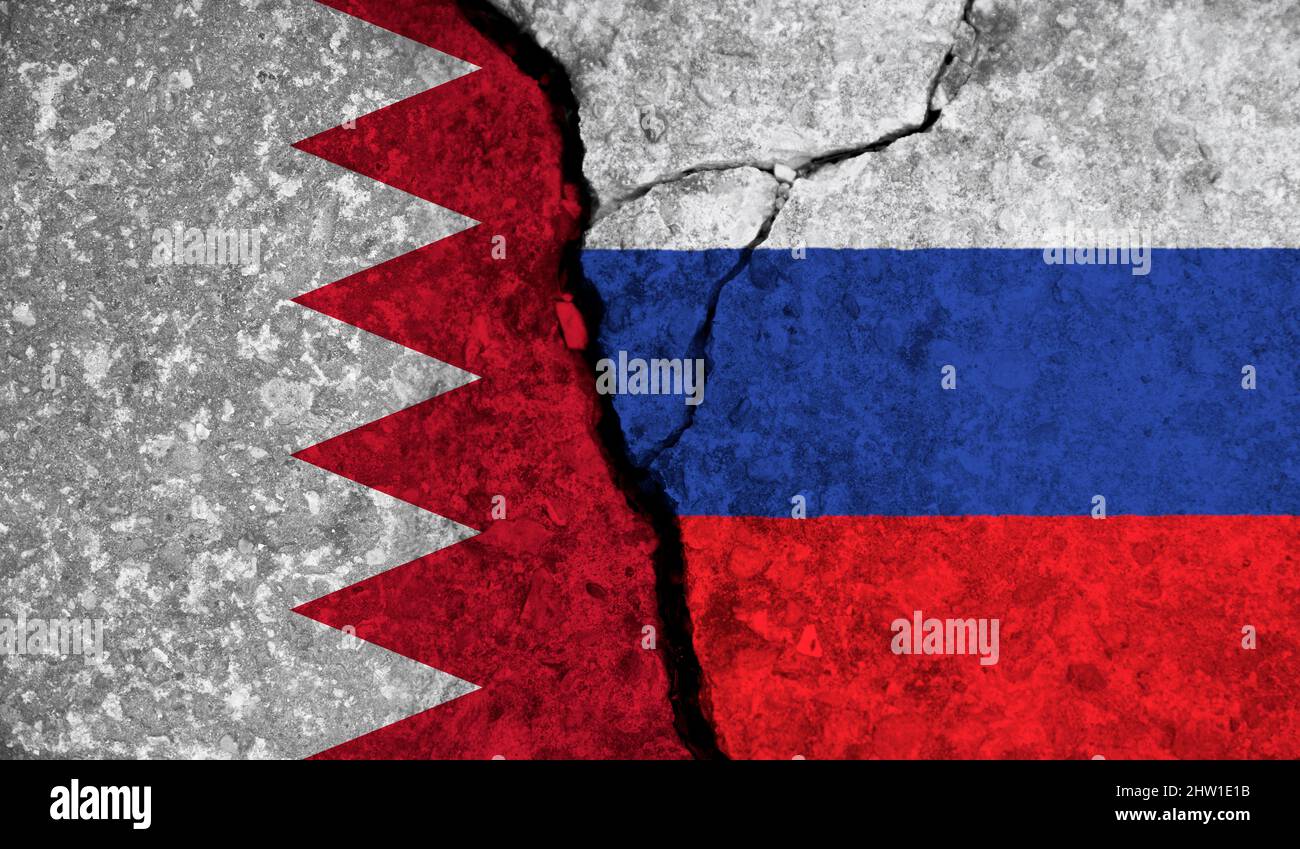 Relazioni politiche tra Bahrein e russia. Bandiere nazionali su fondo di cemento fessurato Foto Stock