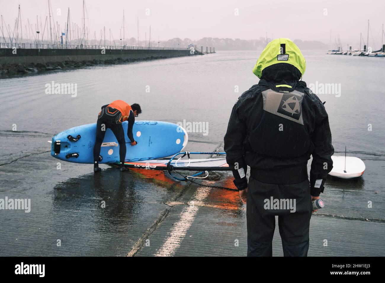 Francia, Finistere, Brest, Moulin-Blanc marina, quando piove, Gli studenti UBO prendono lezioni di windsurf Foto Stock