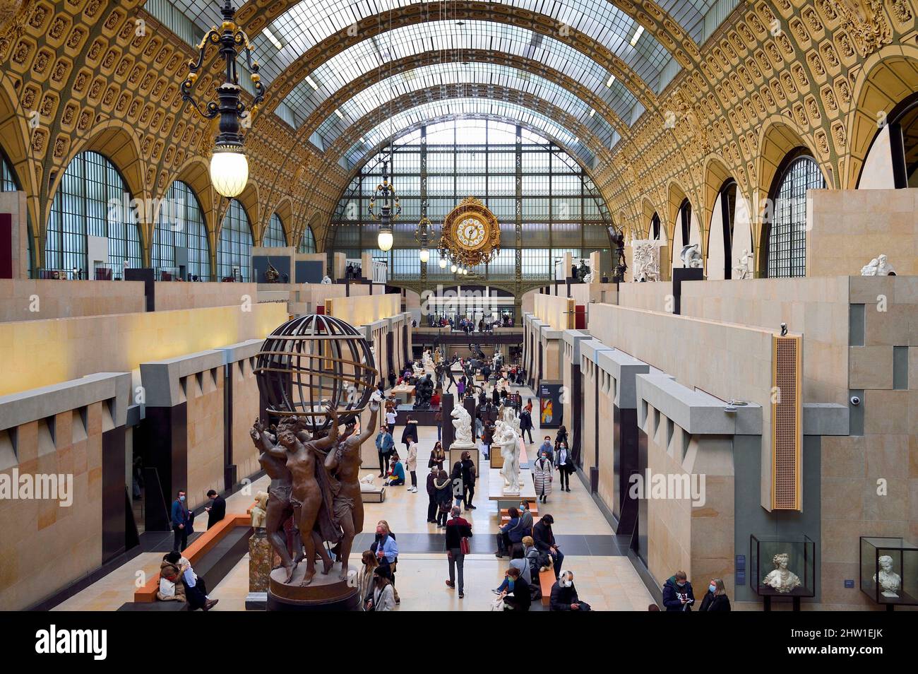 Francia, Parigi, Museo d'Orsay, veduta generale della navata centrale con le quattro parti del mondo in primo piano, la scultura di Jean-Baptiste Carpeaux che sostiene la sfera celeste Foto Stock