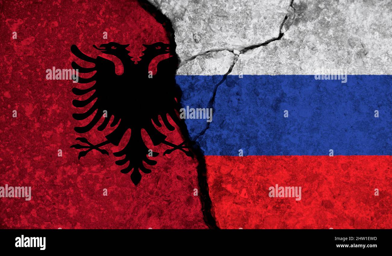 Relazioni politiche tra albania e russia. Bandiere nazionali su fondo di cemento fessurato Foto Stock