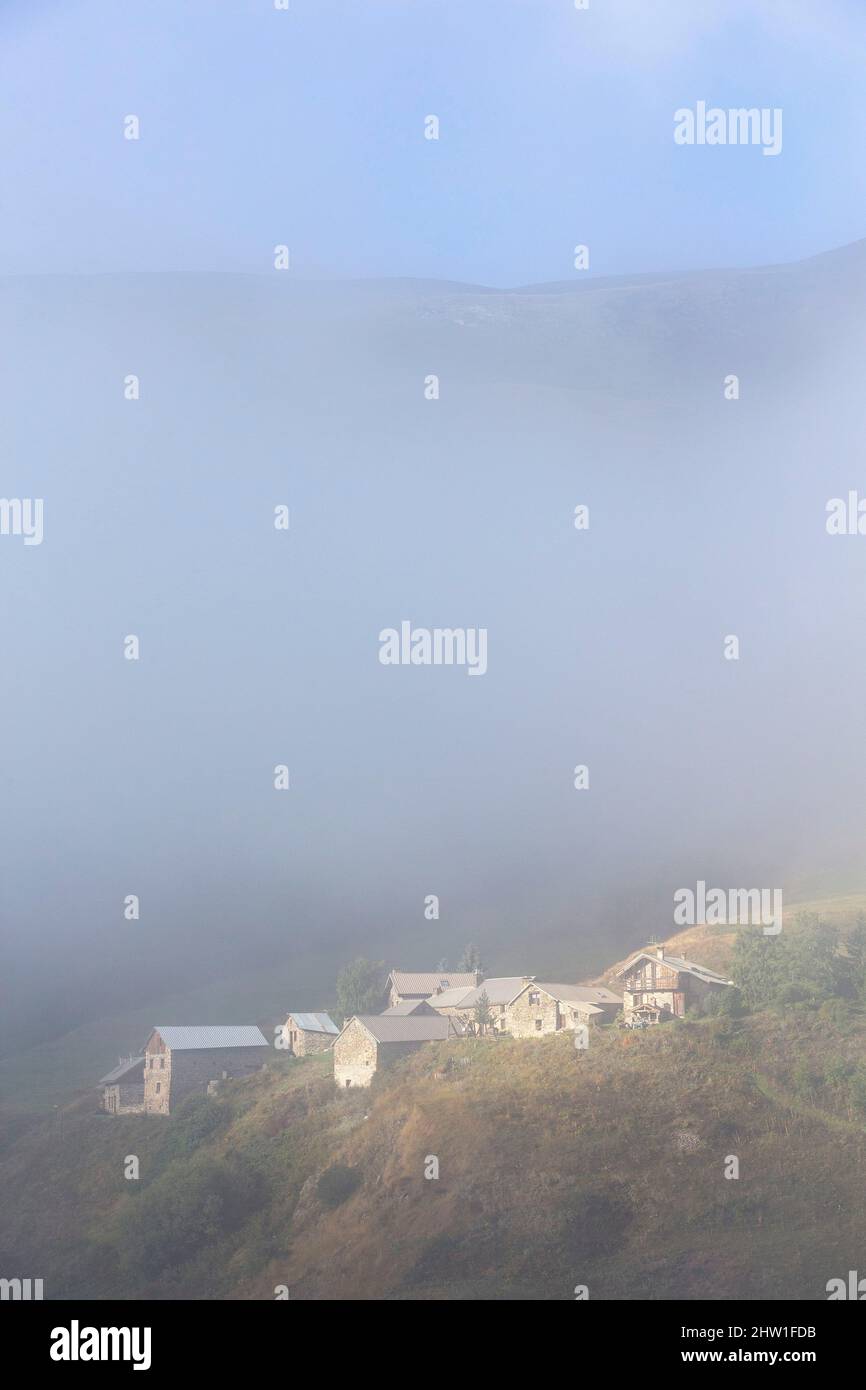 Francia, Hautes Alpes, frazione verso le Chazelet e l'altopiano di Emparis sullo sfondo Foto Stock