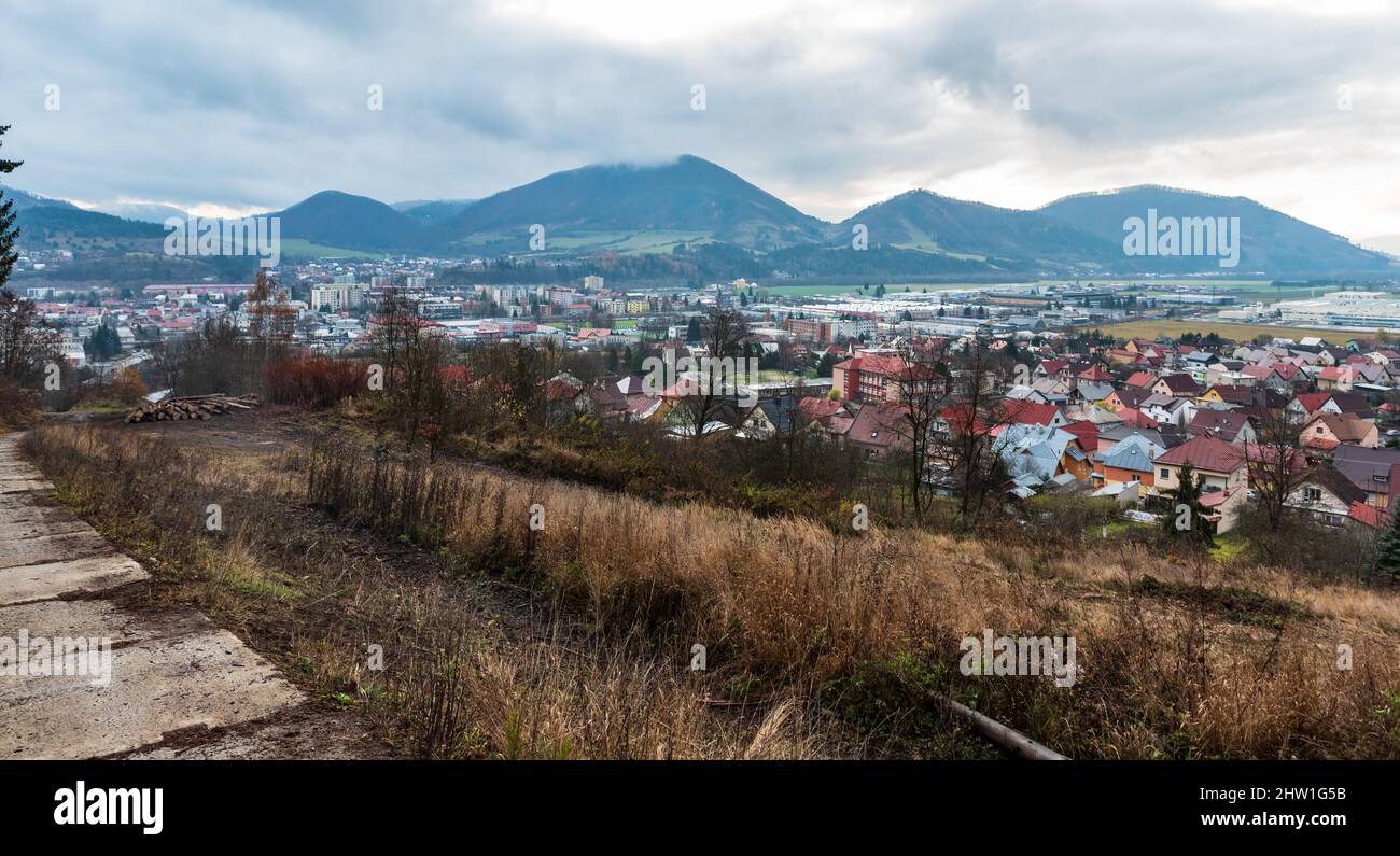 Kysucke nove Mesto città con colline sullo sfondo in Slovacchia Foto stock  - Alamy