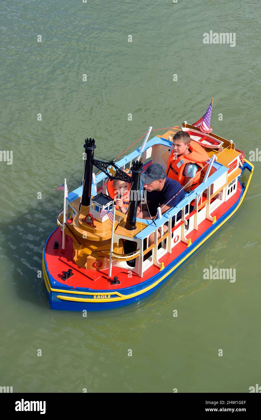 Francia, Charente-Maritime, Saintonge, Saint Savinien, etichettato pietre e villaggi d'acqua, il porto in miniatura dal giro d'acqua sulla Ile de la grenouillette a Mung Foto Stock