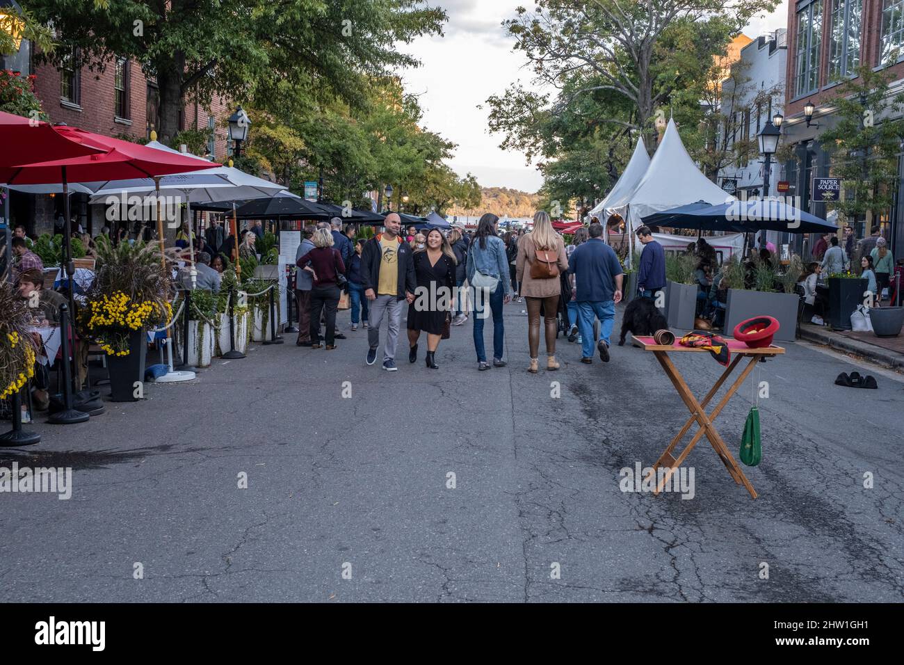 Alexandria, Virginia. King Street diventa pedonale Passerella durante COVID Pandemic, per consentire pasti sul marciapiede. Foto Stock