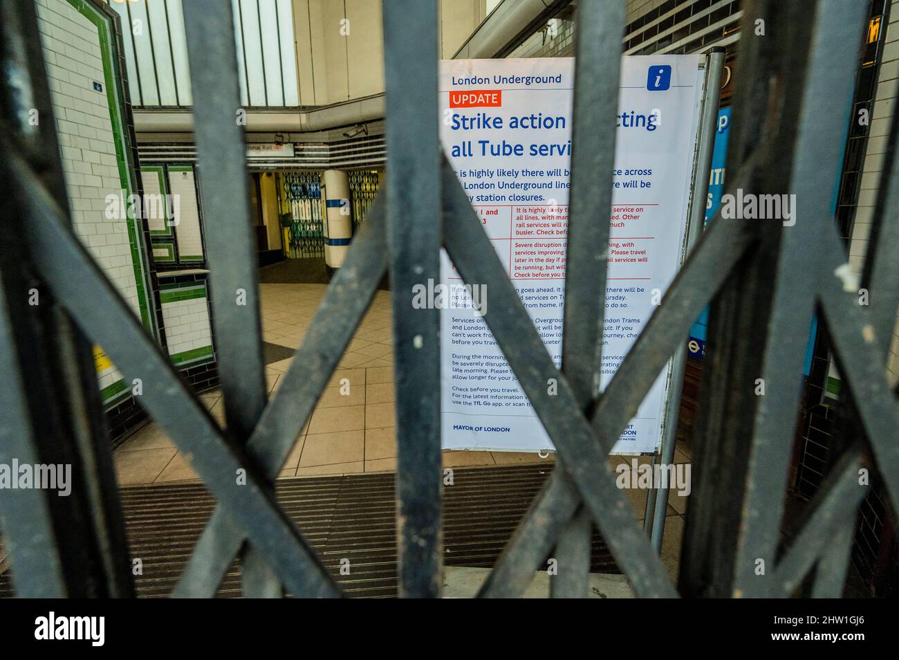 Londra, Regno Unito. 3rd Mar 2022. Cartelli di chiusura all'interno della stazione della metropolitana di Balham - i pendolari viaggiano per lavorare il secondo giorno dello Strike della metropolitana che ha chiuso di nuovo quasi l'intera rete. Credit: Guy Bell/Alamy Live News Foto Stock