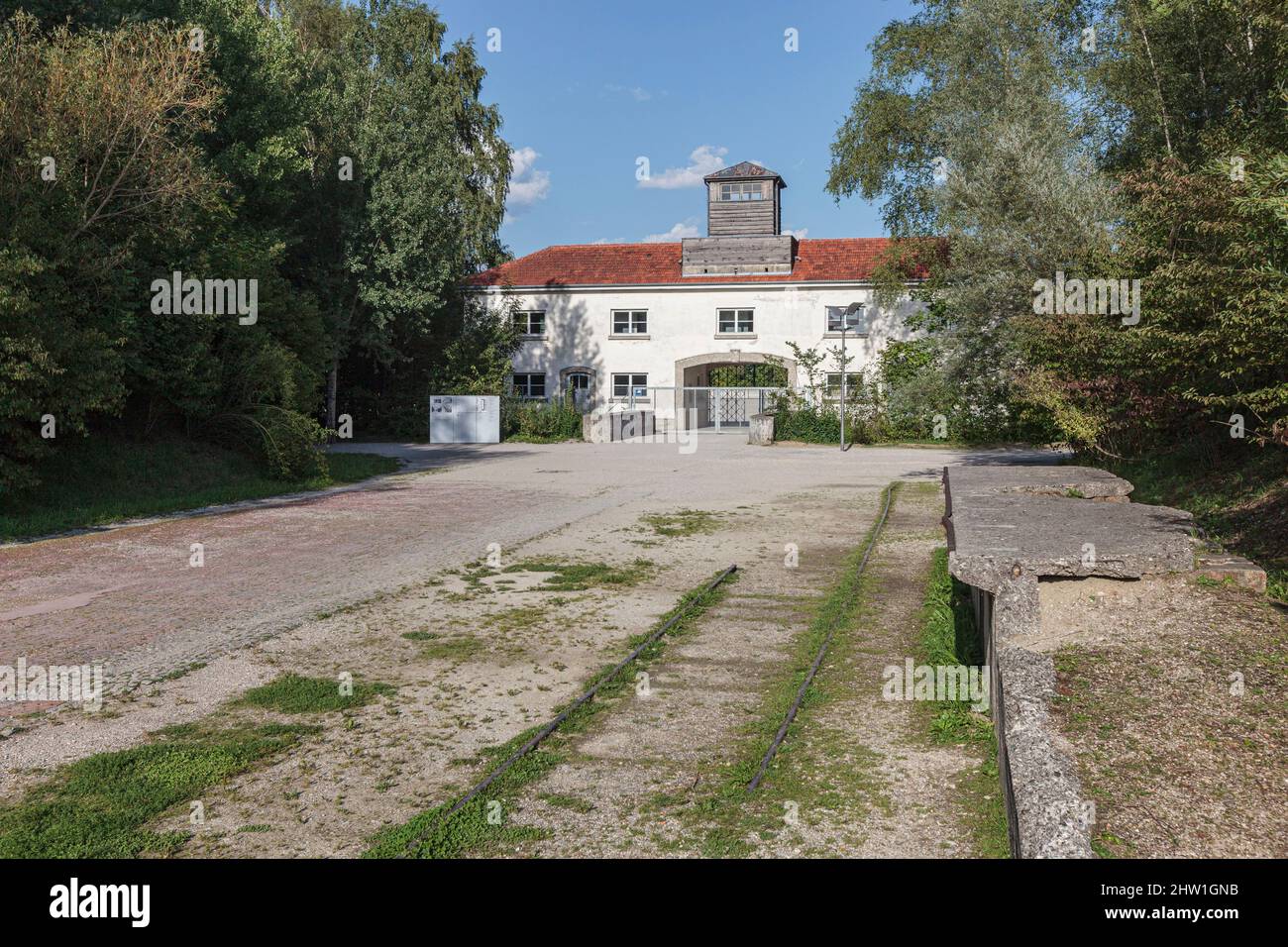 Germania, Baviera, Dachau, campo di concentramento, posto di guardia (Jourhaus), visto dall'esterno del campo e vecchia linea ferroviaria che ha portato i deportati Foto Stock