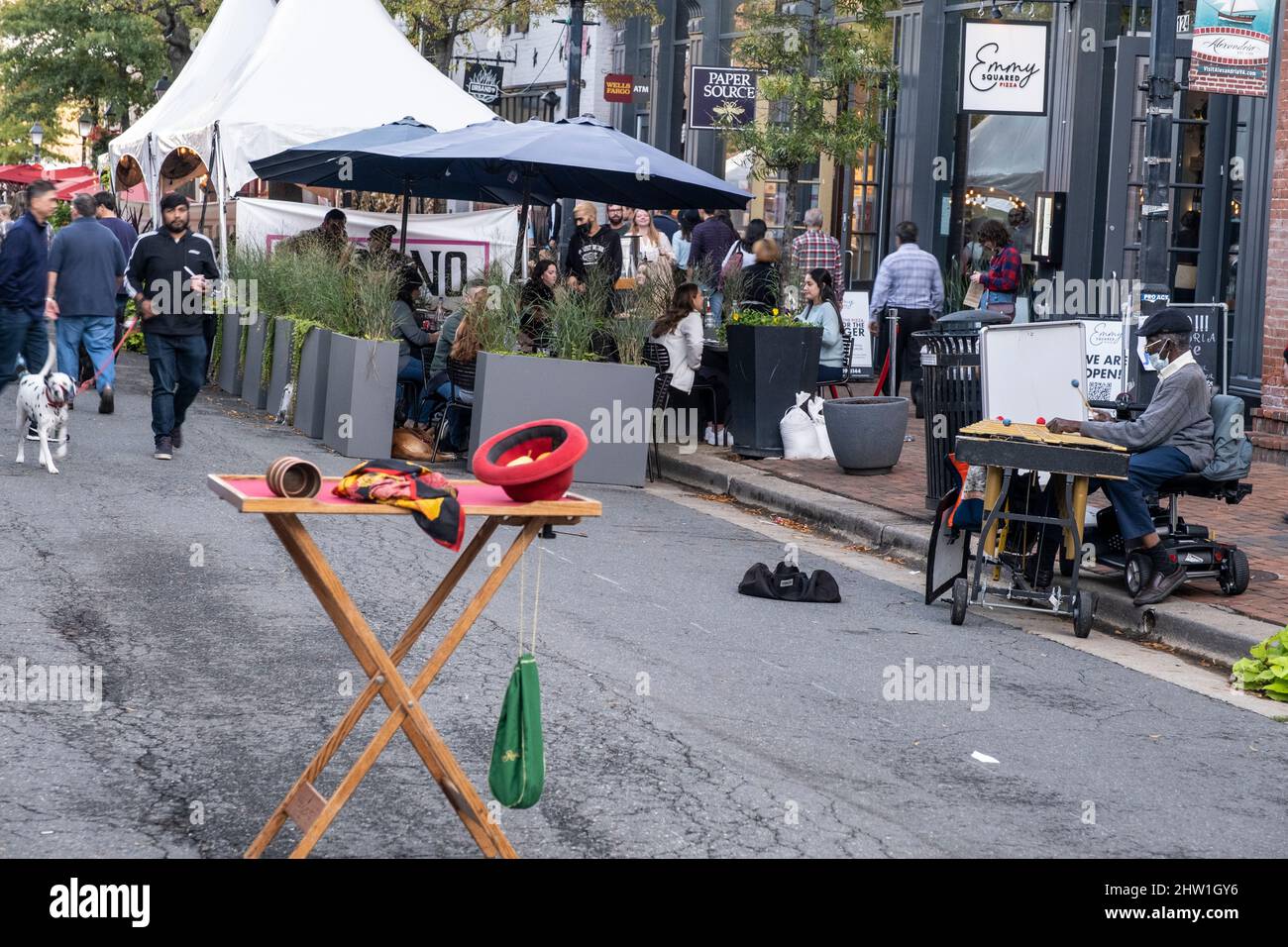 Alexandria, Virginia. King Street diventa pedonale Walkway durante il COVID Pandemic, per consentire il pranzo al marciapiede e Street Performers. Foto Stock