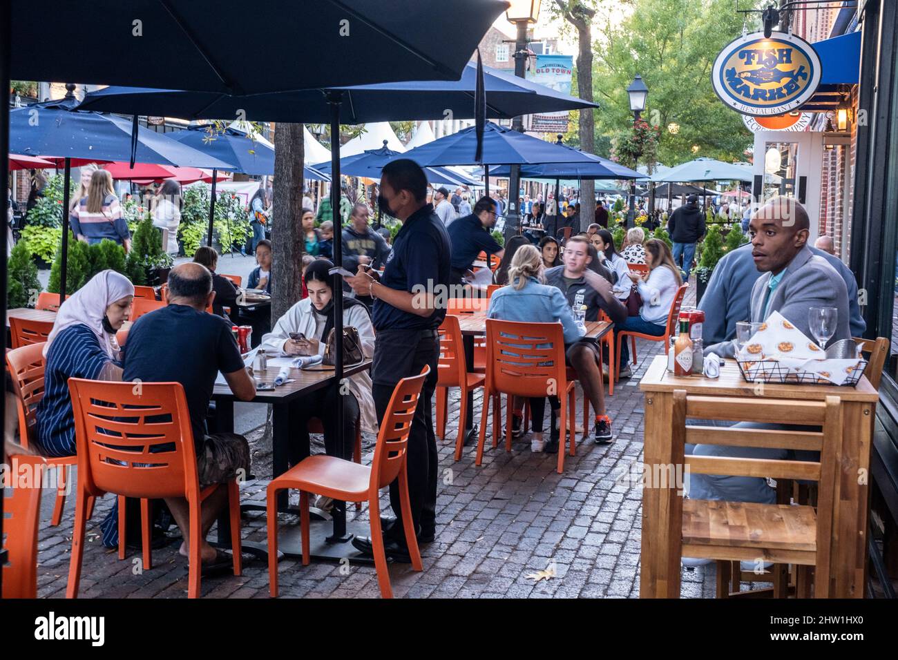 Alexandria, Virginia. Cena al bordo del marciapiede durante la Pandemic di COVID. Foto Stock