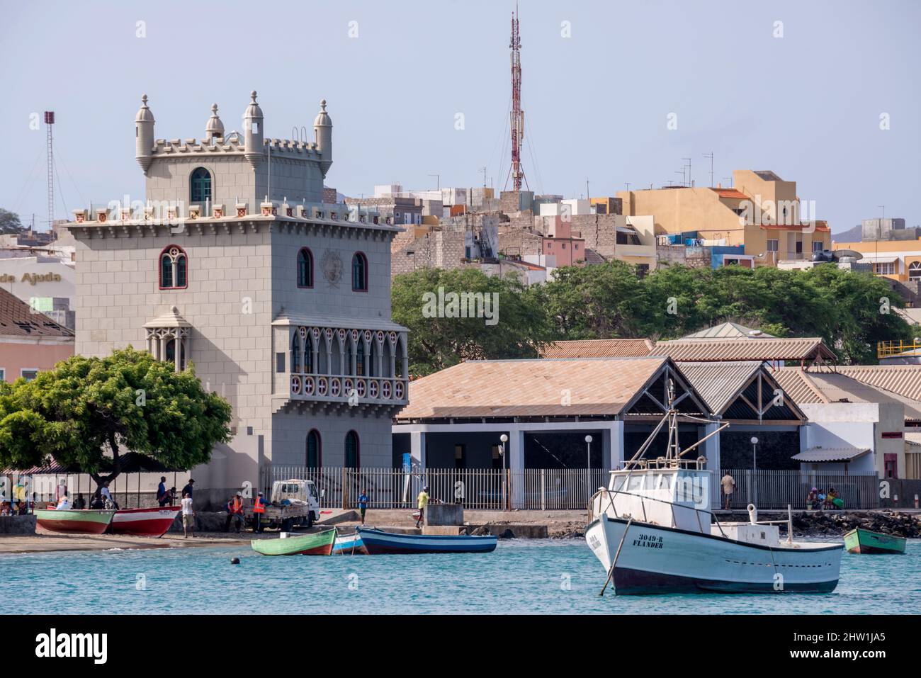 Baia di Porto Grande e torre di Belem replicano nella città di Mindelo capitale dell'isola di São Vicente, Capo Verde Foto Stock