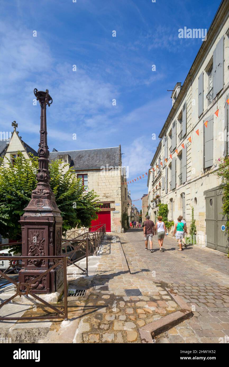 Francia, Indre et Loire, Valle della Loira elencato come Patrimonio dell'Umanità dall'UNESCO, Chinon, strada nel quartiere medievale ai piedi dei bastioni Foto Stock