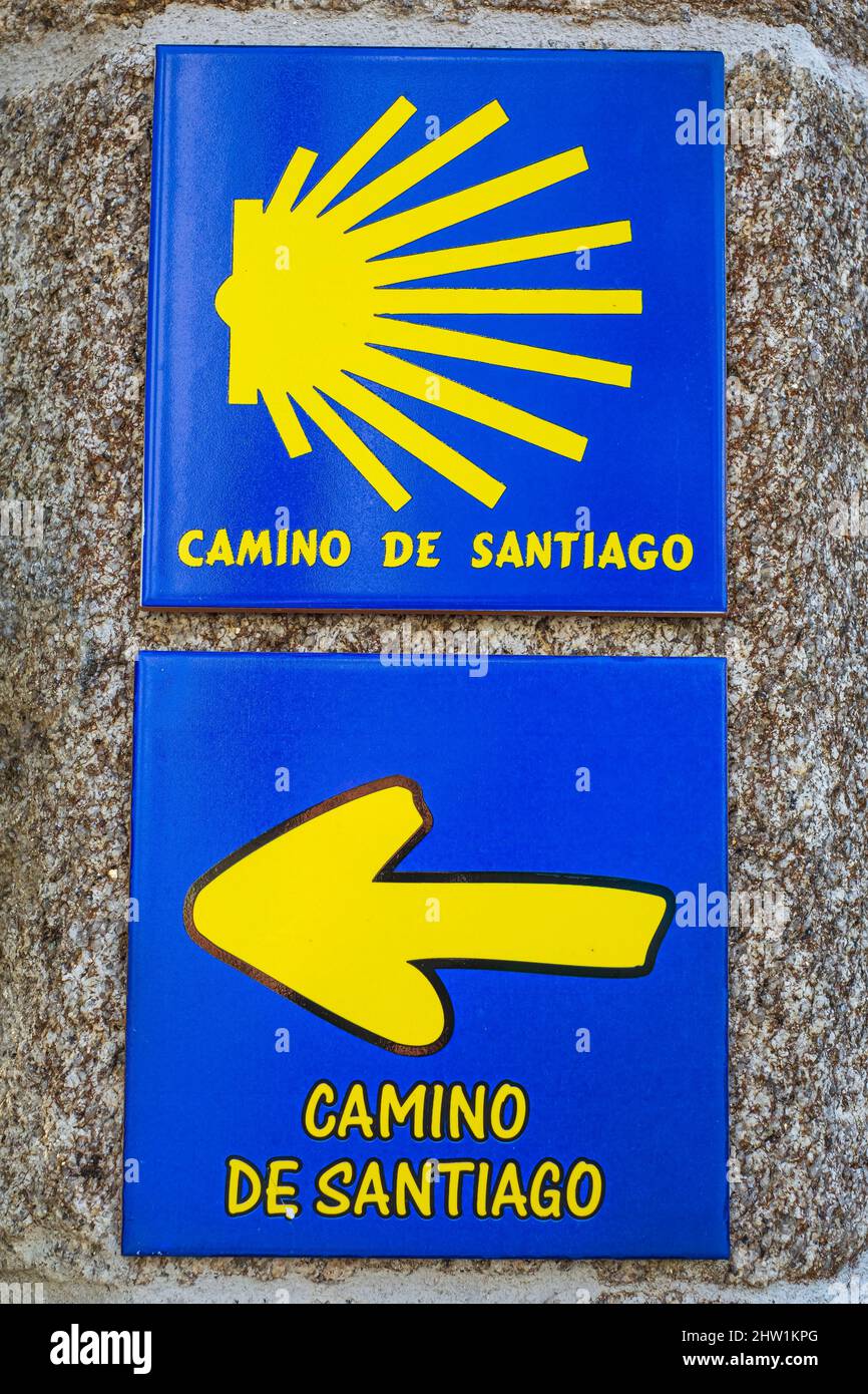 Spagna, Galizia, Palas de Rei, tappa del Camino Franc, itinerario spagnolo  del pellegrinaggio a Santiago de Compostela, patrimonio dell'umanità  dell'UNESCO, segno del Camino Foto stock - Alamy