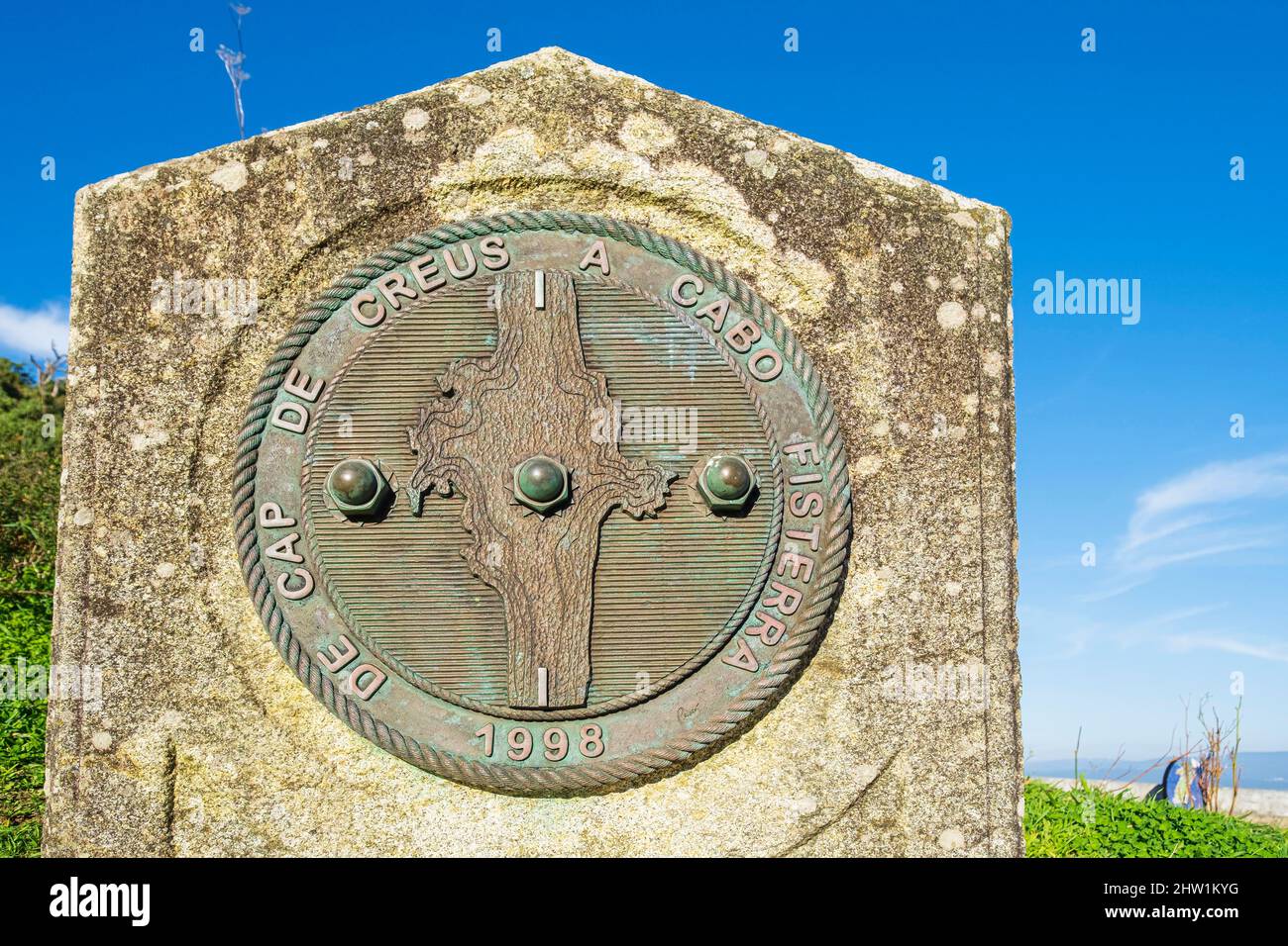 Spagna, Galizia, Finisterre (Fisterra), destinazione finale del pellegrinaggio a Santiago de Compostela, Capo Finisterre, targa che indica il gemellaggio di Fisterra e Cadaquás e il collegamento geografico tra Cap Fisterra e Cap de Creus, due punti più distanti tra l'est e l'ovest della Spagna peninsulare Foto Stock