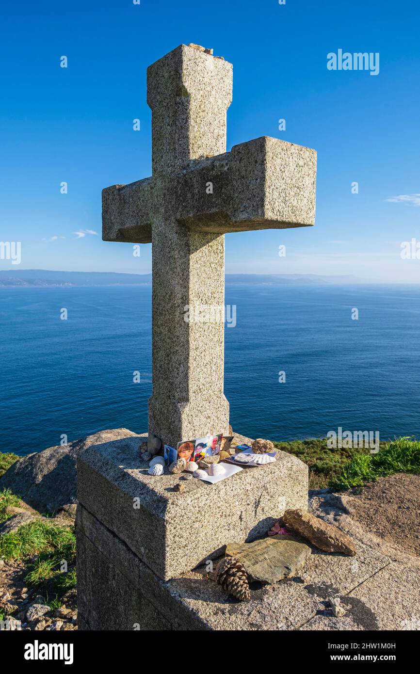 Spagna, Galizia, Finisterre (Fisterra), destinazione finale del pellegrinaggio a Santiago de Compostela, ultima croce del Camino a Capo Finisterre Foto Stock