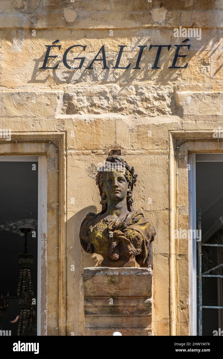 Francia, Gard, Bagnols sur Ceze, Municipio, busto di Marianne, Simbolo della Repubblica francese Foto Stock