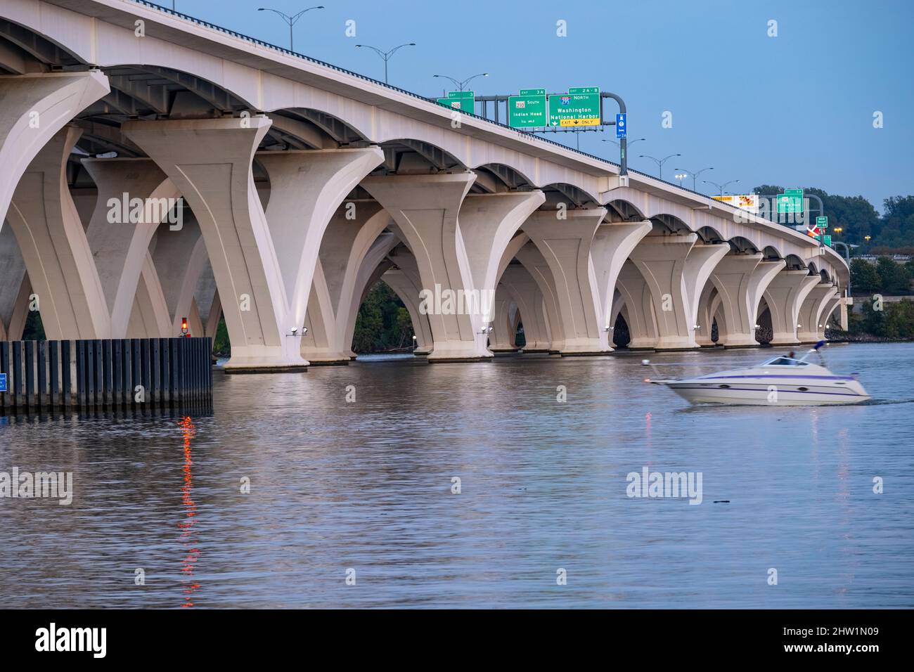 Woodrow Wilson Bridge che collega Alexandria, Virginia, al National Harbor, Maryland tramite l'Interstate 495. Foto Stock