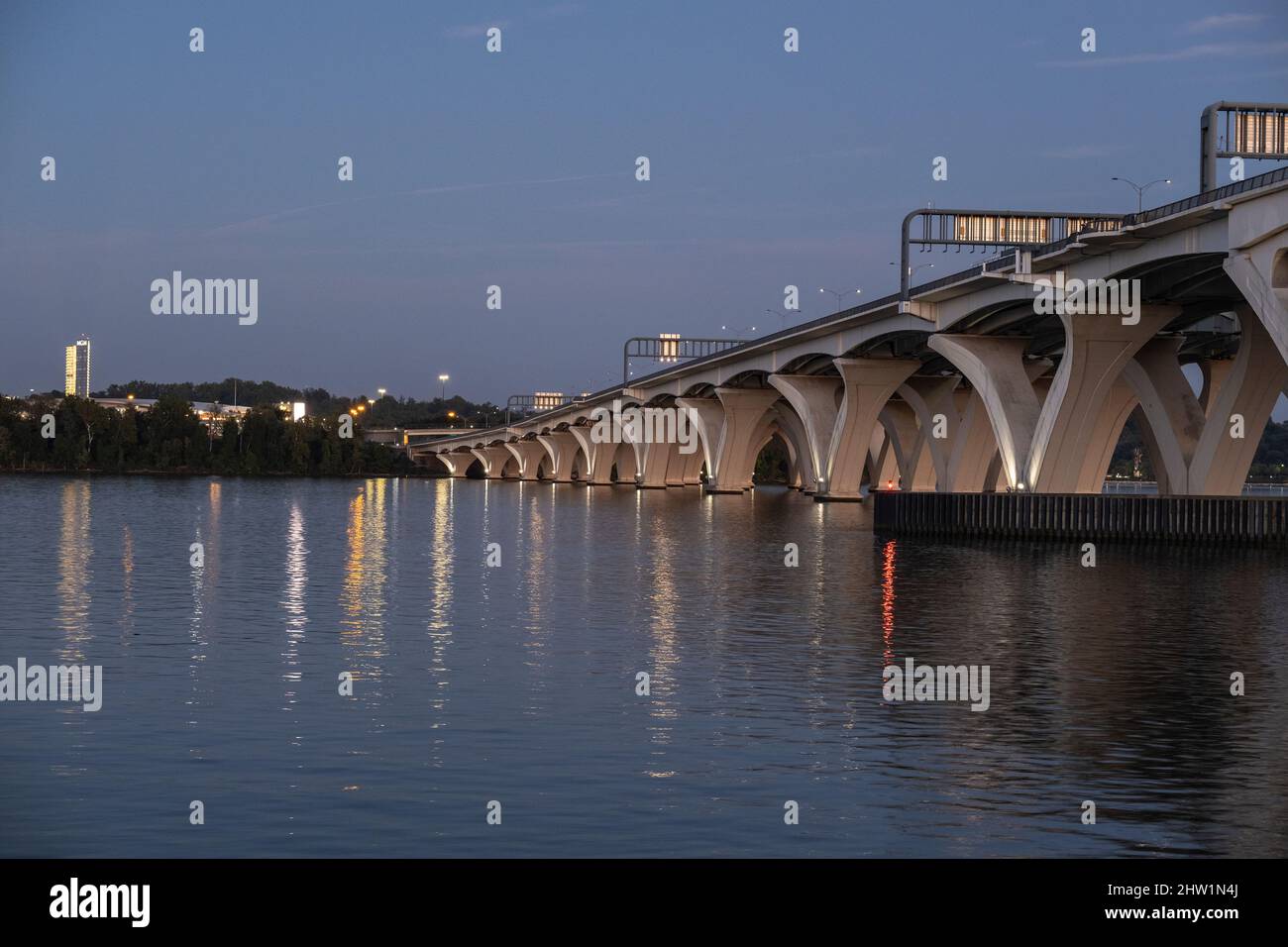 Woodrow Wilson Bridge che collega Alexandria, Virginia, al National Harbor, Maryland tramite l'Interstate 495. MGM Casino molto a sinistra. Foto Stock