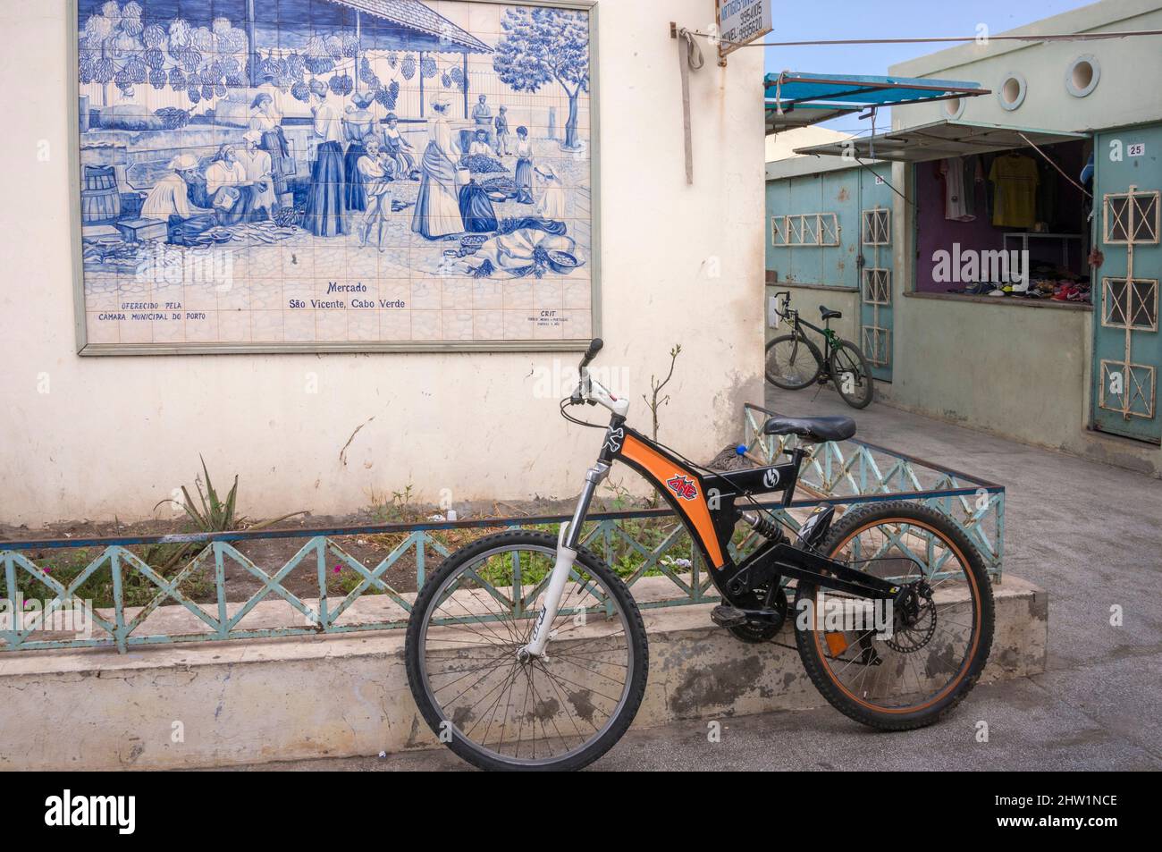 Biciclette e bancarelle di mercato a Praca Estrela nella città di Mindelo, capitale dell'isola di São Vicente a Capo Verde Foto Stock