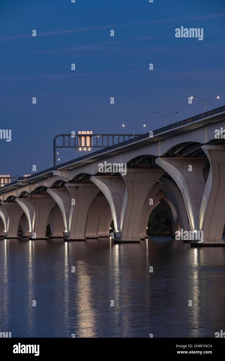 Woodrow Wilson Bridge che collega Alexandria, Virginia, al National Harbor, Maryland tramite l'Interstate 495. Foto Stock