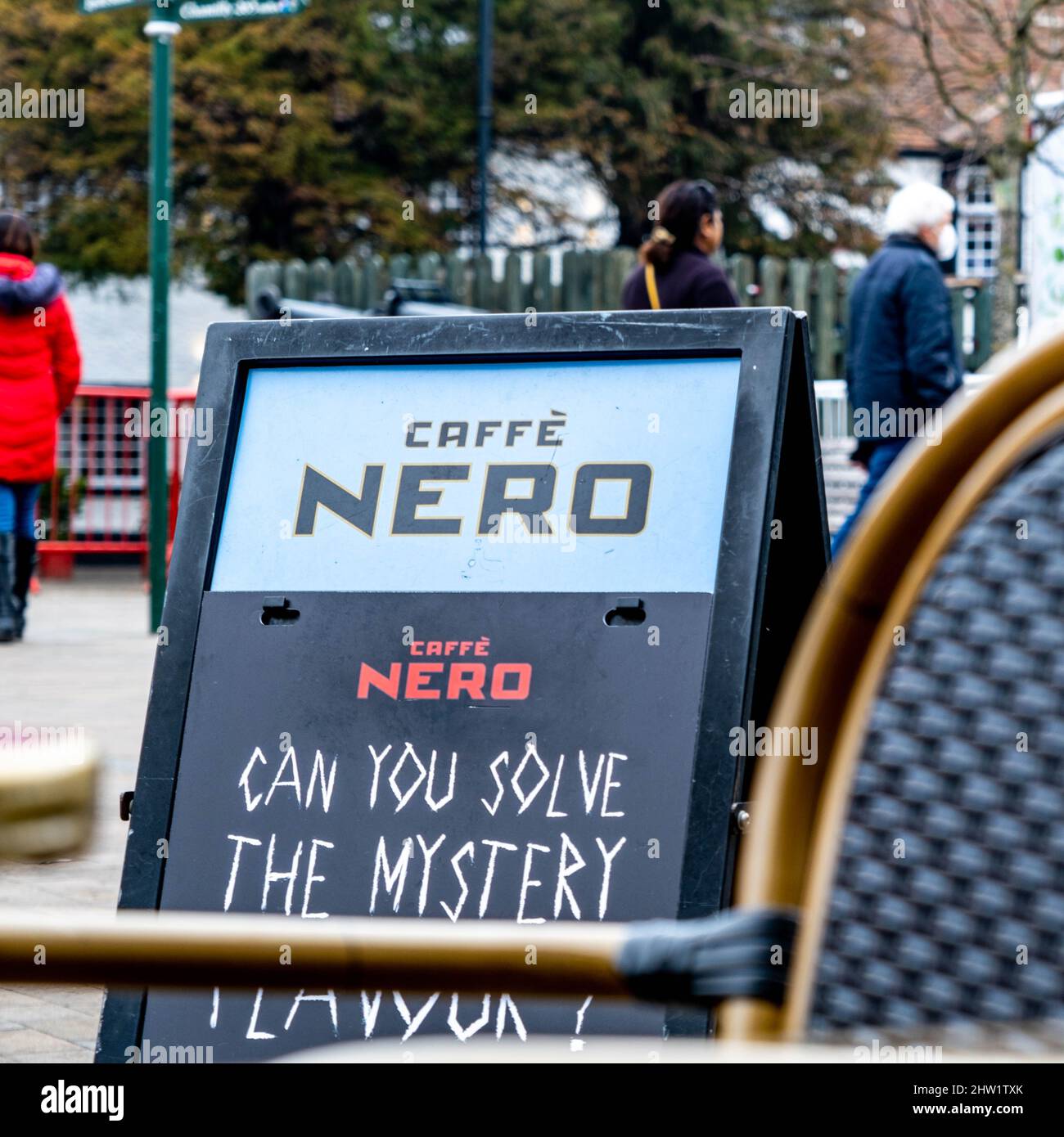 Epsom Surrey London UK, marzo 03 2022, People Walking oltre Un High Street Cafe Nero Coffee Shop Sign Board Foto Stock