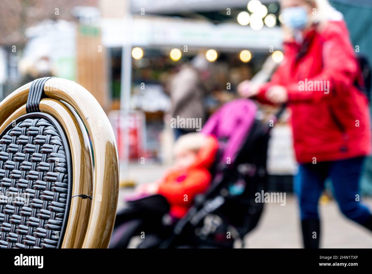 Epsom Surrey London UK, marzo 03 2022, persone o amanti dello shopping passeggiando accanto alle bancarelle Open Air Market Traders Foto Stock