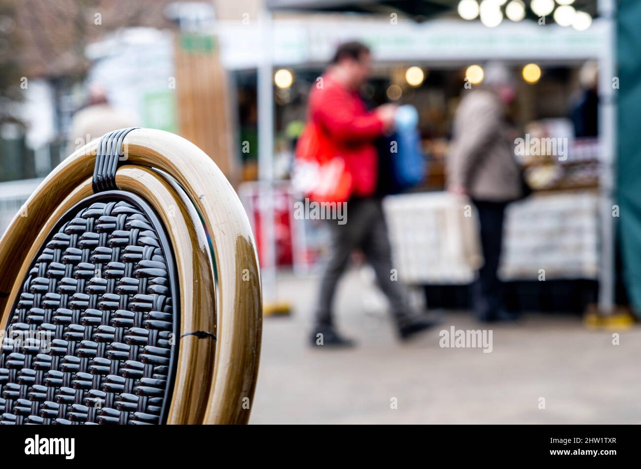 Epsom Surrey London UK, marzo 03 2022, persone o amanti dello shopping passeggiando accanto alle bancarelle Open Air Market Traders Foto Stock