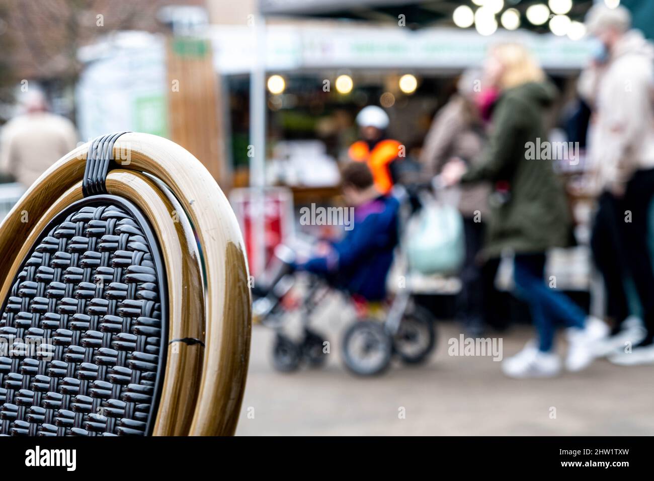 Epsom Surrey London UK, marzo 03 2022, persone o amanti dello shopping passeggiando accanto alle bancarelle Open Air Market Traders Foto Stock
