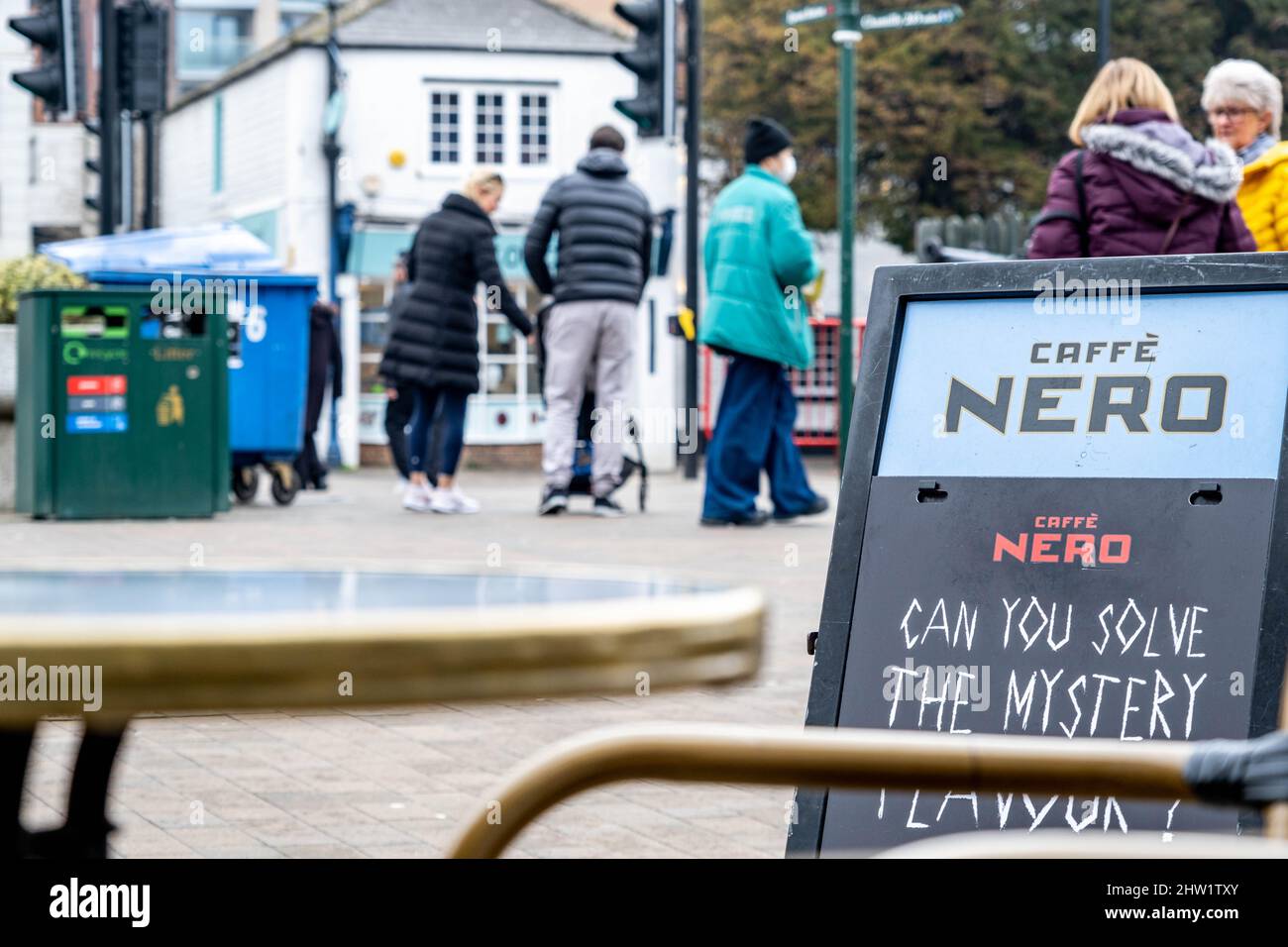 Epsom Surrey London UK, marzo 03 2022, People Walking oltre Un High Street Cafe Nero Coffee Shop Sign Board Foto Stock