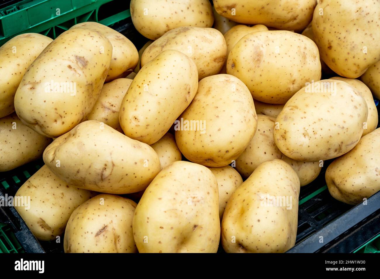Epsom Surrey London UK, marzo 03 2022, patate fresche non cotte su un mercato Stall senza pezzoli Foto Stock