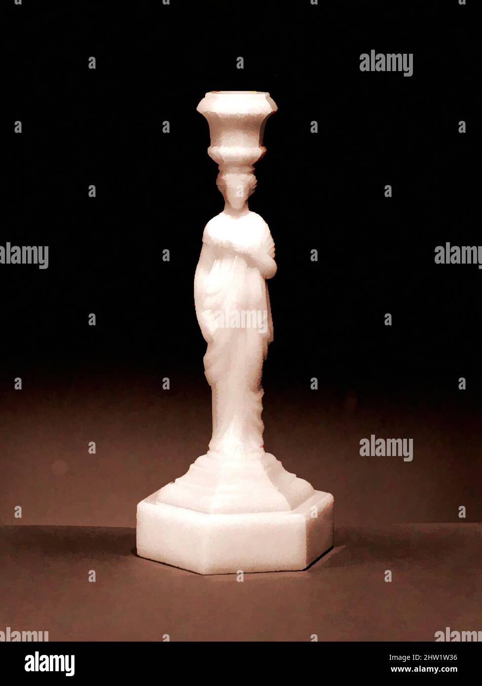 Arte ispirata da Candlestick, 1870–75, made in East Cambridge, Massachusetts, Stati Uniti, americano, vetro pressato, H. 9 5/8 poll. (24,4 cm), Glass, questo candeliere, il cui disegno è stato brevettato nel 1870, ha come suo albero un cariatide, un motivo rinascimentale. Anche se altro vetro, Classic opere modernizzate da Artotop con un tuffo di modernità. Forme, colore e valore, impatto visivo accattivante sulle emozioni artistiche attraverso la libertà delle opere d'arte in modo contemporaneo. Un messaggio senza tempo che persegue una nuova direzione selvaggiamente creativa. Artisti che si rivolgono al supporto digitale e creano l'NFT Artotop Foto Stock