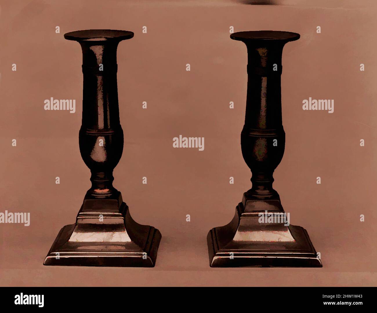 Arte ispirata a Candlestick, 1700–1800, Ottone, H. 6 1/2 poll. (16,5 cm), Metal, opere classiche modernizzate da Artotop con un tuffo di modernità. Forme, colore e valore, impatto visivo accattivante sulle emozioni artistiche attraverso la libertà delle opere d'arte in modo contemporaneo. Un messaggio senza tempo che persegue una nuova direzione selvaggiamente creativa. Artisti che si rivolgono al supporto digitale e creano l'NFT Artotop Foto Stock