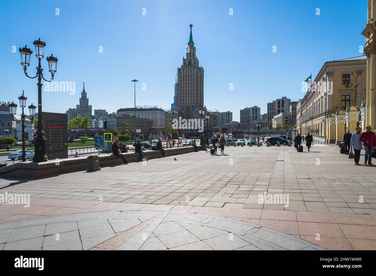 Mosca, Russia - Maggio 2019: Il paesaggio urbano di Mosca con uno dei famosi sette suore edificio sullo sfondo. Vista del centro di Mosca in Russia. Foto Stock