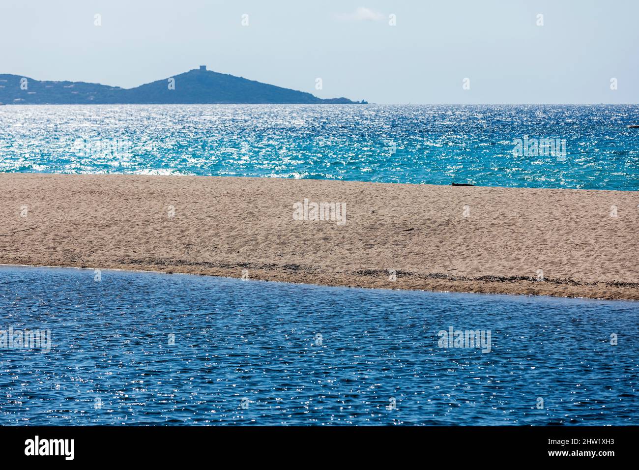 Francia, Corse du Sud, Propriano, Capu Laurosu spiaggia, Campomoro punto sullo sfondo Foto Stock