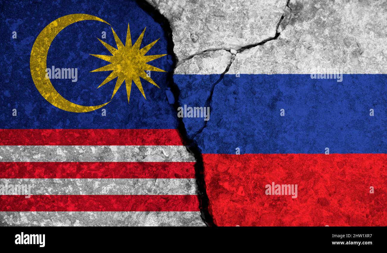 Relazioni politiche tra Malesia e russia. Bandiere nazionali su fondo di cemento fessurato Foto Stock