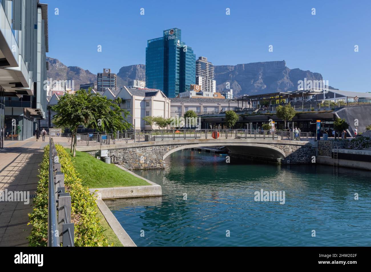 Città del Capo, Sud Africa, 26th Febbraio - 2022: Vista lungo la passerella del fiume presso i moli sul lungomare. Foto Stock