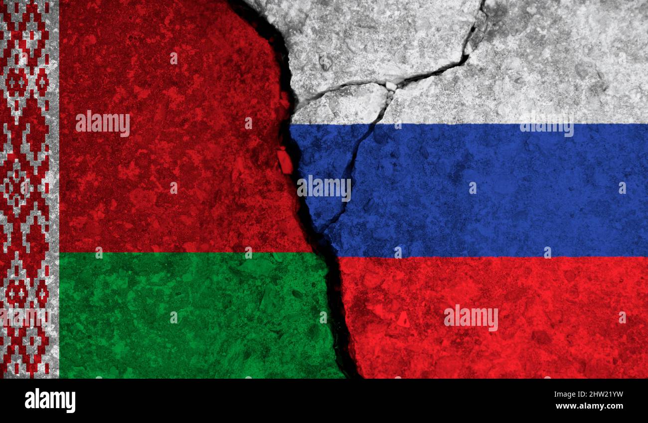 Relazioni politiche tra Bielorussia e russia. Bandiere nazionali su fondo di cemento fessurato Foto Stock
