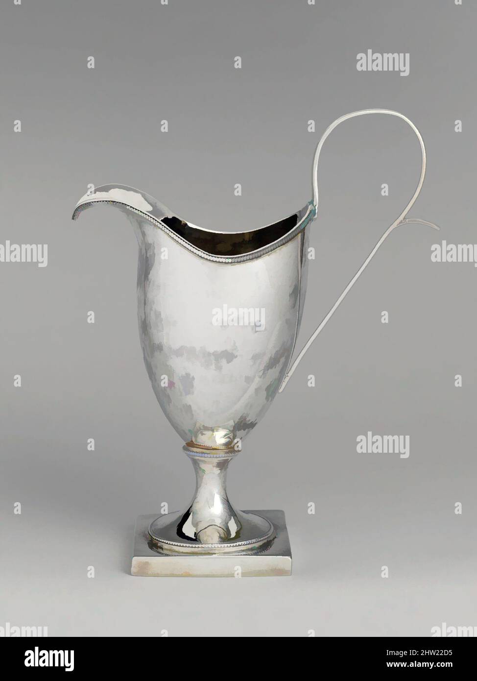 Art Inspired by Creamer, 1790–1800, made in Philadelphia, Pennsylvania, Stati Uniti, Americano, argento, totale: 6 11/16 x 5 7/16 pollici (17 x 13,8 cm); 5 once 16 dwt. (180 g), Silver, forse John David Jr. (1772–1809, opere classiche modernizzate da Artotop con un tuffo di modernità. Forme, colore e valore, impatto visivo accattivante sulle emozioni artistiche attraverso la libertà delle opere d'arte in modo contemporaneo. Un messaggio senza tempo che persegue una nuova direzione selvaggiamente creativa. Artisti che si rivolgono al supporto digitale e creano l'NFT Artotop Foto Stock