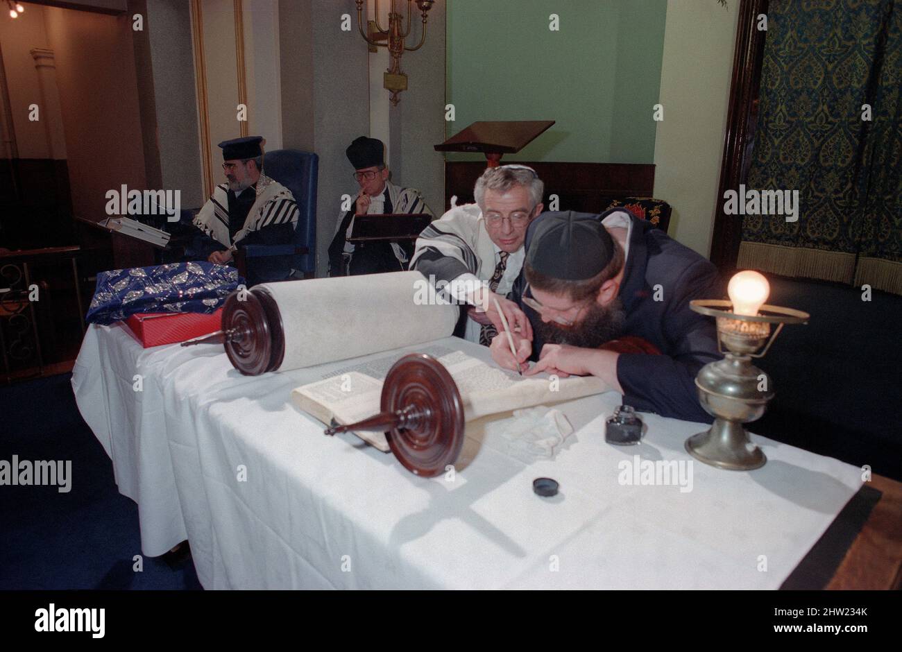 Il Rabbino capo Jonathan Sacks è stato ospite d'onore per aver aggiunto le lettere finali a una nuova Sefer Torah alla sinagoga di Birmingham Hebrew Congregazione Singers Hill, domenica 15 marzo 1998. I membri della Congregazione e il Rabbino Capo hanno aggiunto una sola lettera ciascuno. Il Rev Uzi Brown è lo scriba. Foto Stock