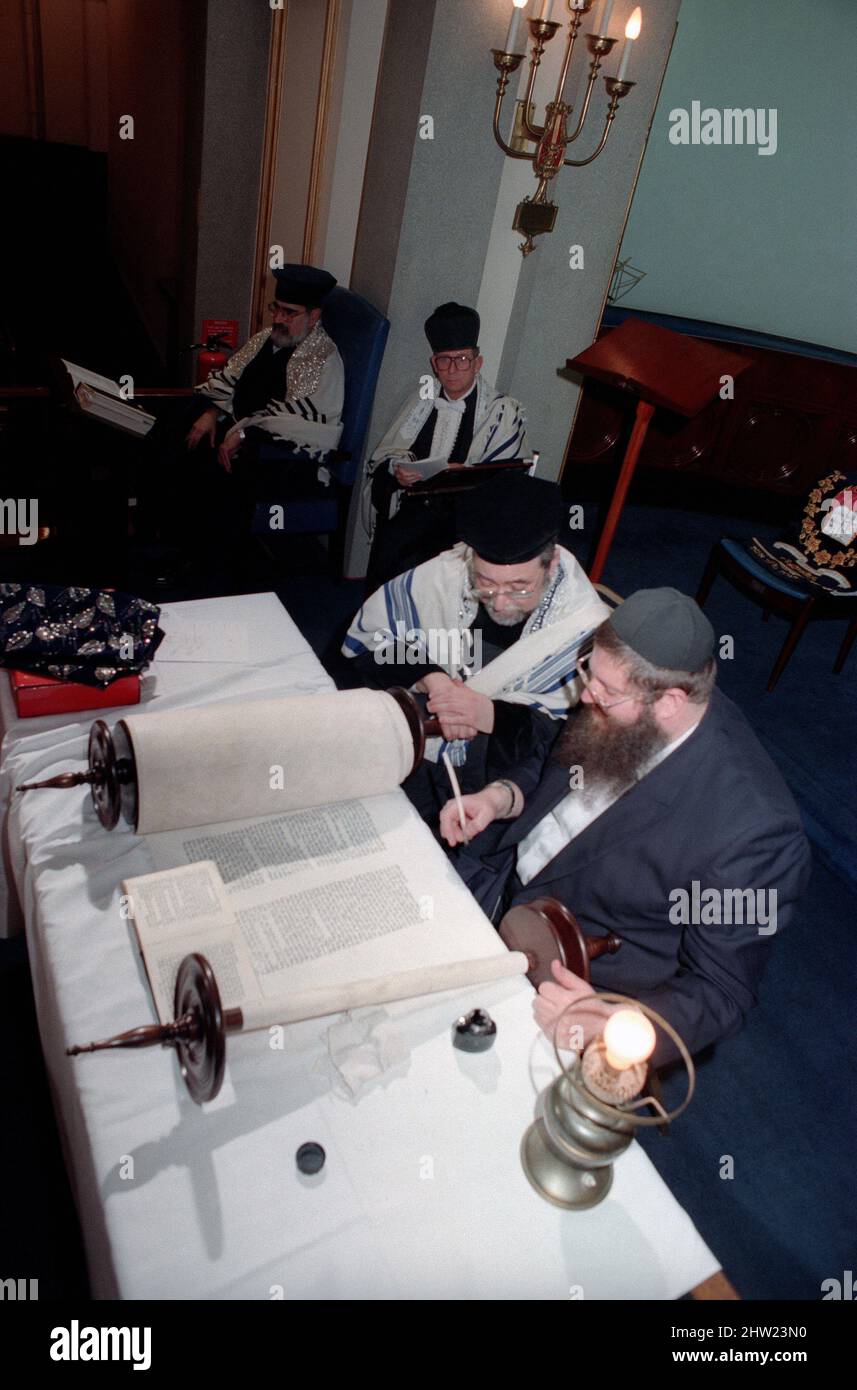 Il Rabbino capo Jonathan Sacks è stato ospite d'onore per aver aggiunto le lettere finali a una nuova Sefer Torah alla sinagoga di Birmingham Hebrew Congregazione Singers Hill, domenica 15 marzo 1998. I membri della Congregazione e il Rabbino Capo hanno aggiunto una sola lettera ciascuno. Il Rev Uzi Brown è lo scriba. Foto Stock