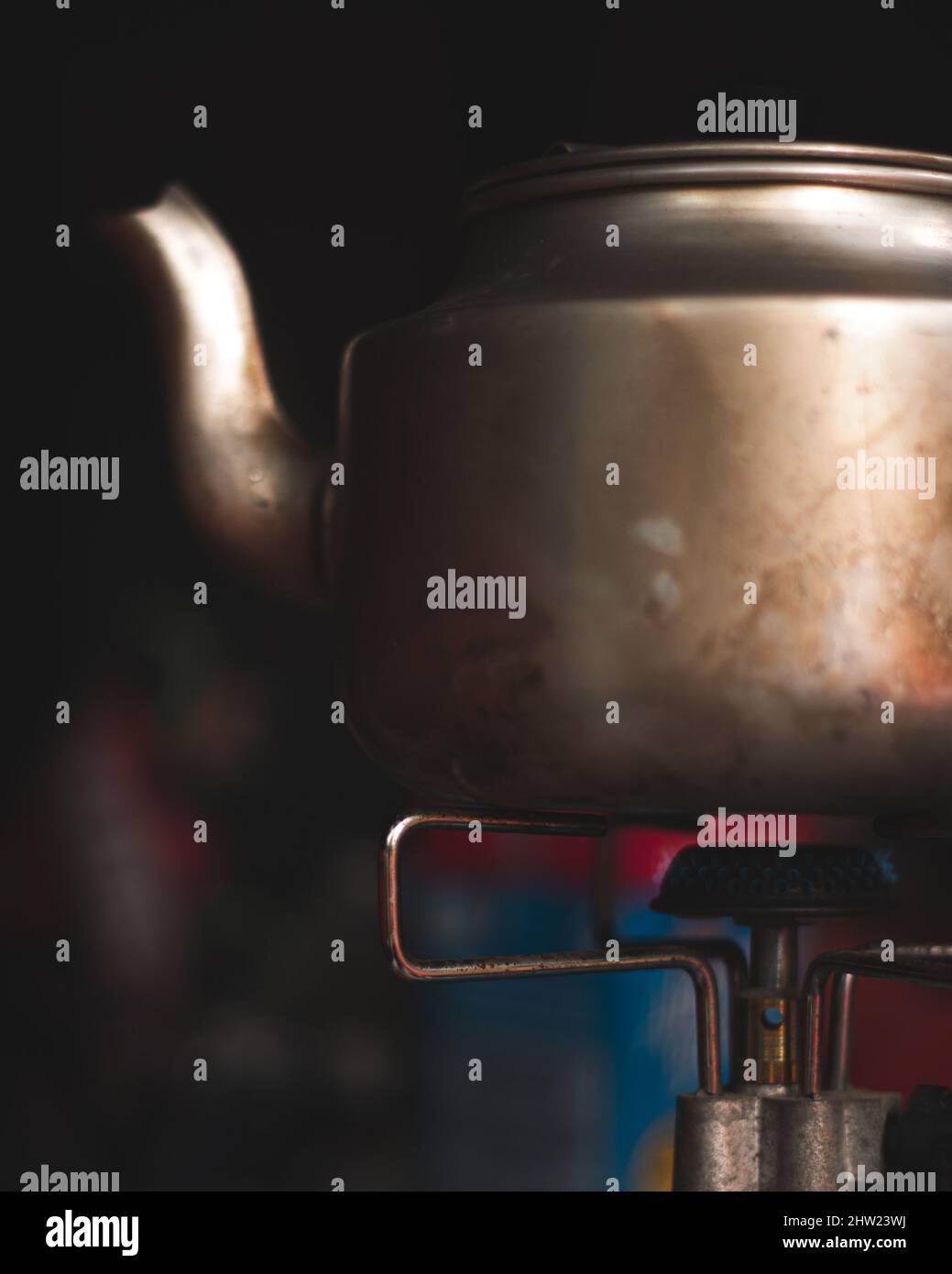 bollitore per caming sulla stufa a gas. Escursioni in montagna, caffè in movimento. Foto Stock