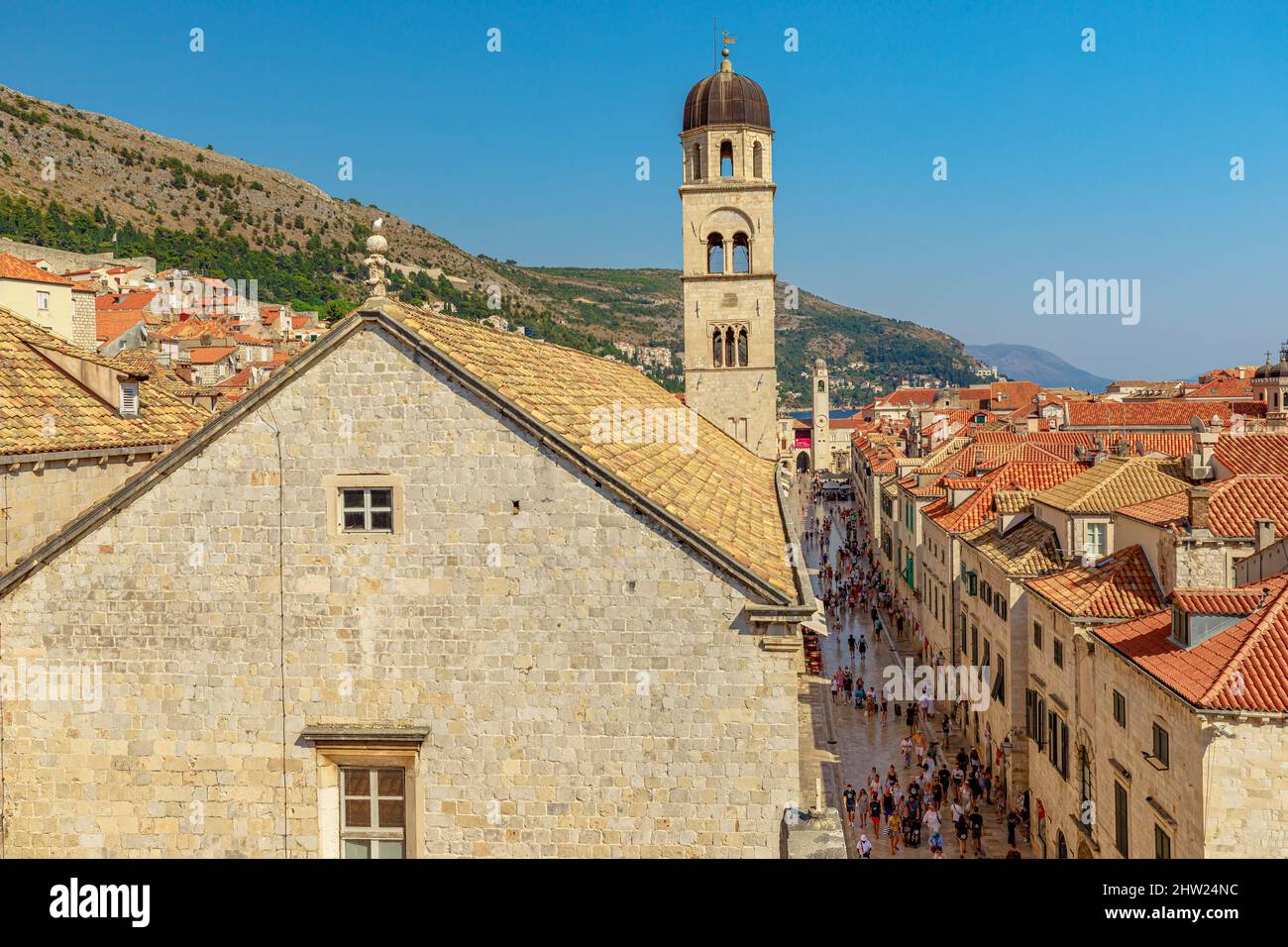 Dubrovnik, Croazia, Europa - Agosto 2021: Dubrovnik paesaggio urbano dalle mura medievali più antiche. Dubrovnik storica città UNESCO di Dalmazia in Croazia. Campana Foto Stock