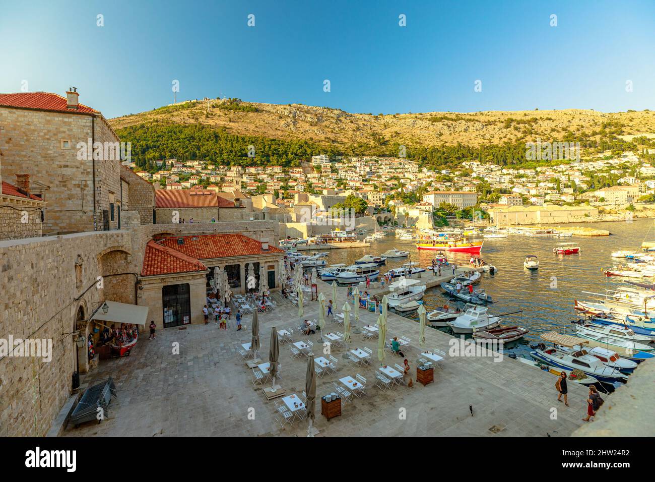 Dubrovnik, Croazia, Europa - Agosto 2021: Vecchio porto medievale dalle mura di Dubrovnik. Città storica della Croazia in Dalmazia. Patrimonio dell'umanità dell'UNESCO Foto Stock