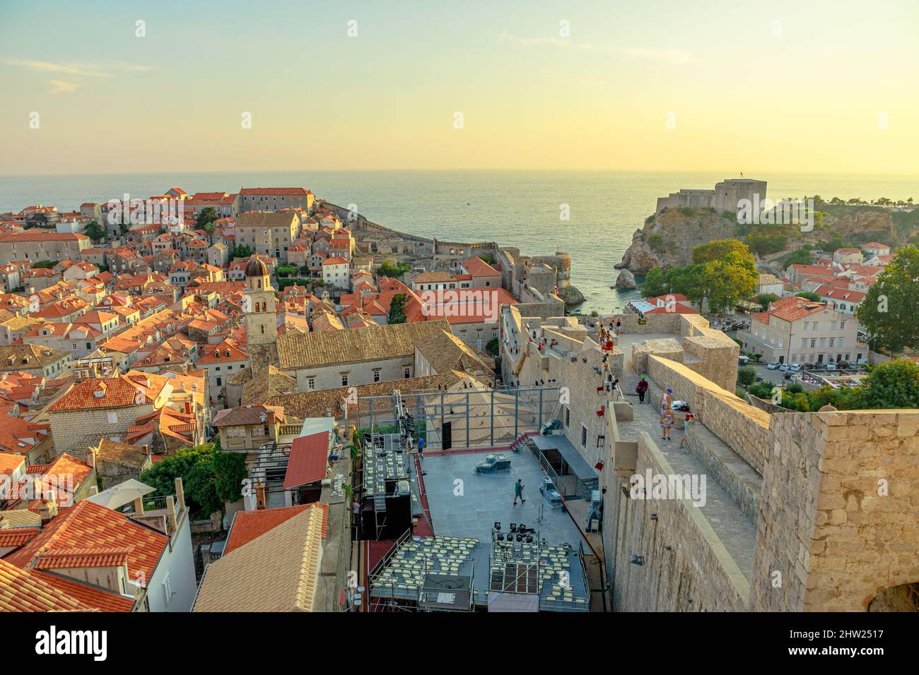 Dubrovnik, Croazia, Europa - Agosto 2021: Vista delle mura della città di Fort Lovrijenac fortezza e convento francescano, monastero della chiesa. San Biagio di Foto Stock